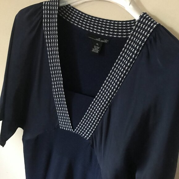 Willi Smith Sweater Blouse checkered v-neck trim, draped flowy sleeves navy blue - Picture 2 of 5